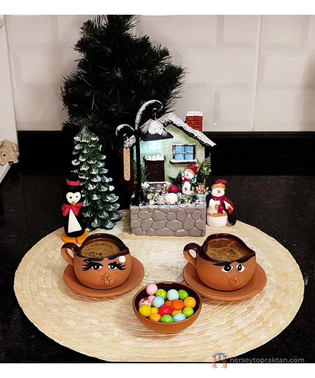 Emoji İfadeli 2 Kişilik Kahve Fincan Takımı Kahverengi Kalp Model (Dil Çıkaran & Gülen Erkek)